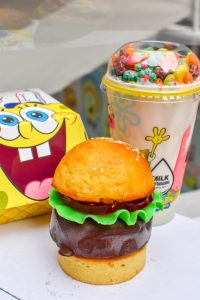 レストランで子供が何を食べるか決めるのは誰？親？それとも子供？