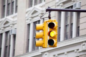 何じゃこりゃ！信号の黄色が一瞬！ – アメリカ生活、知識・情報・教訓